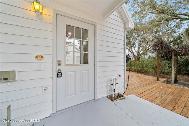 entrance to property featuring a deck