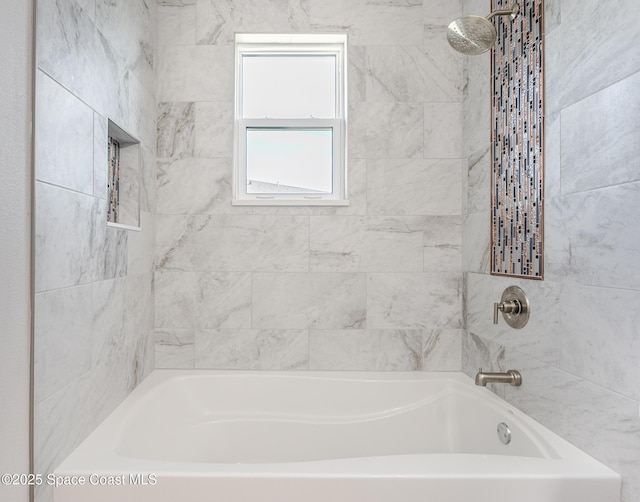 bathroom with tiled shower / bath