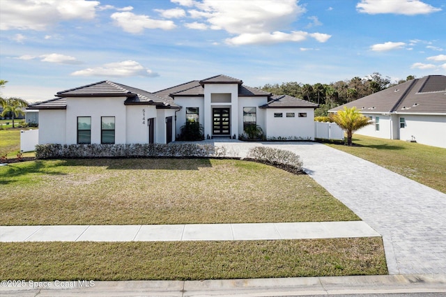 view of front facade featuring a front lawn