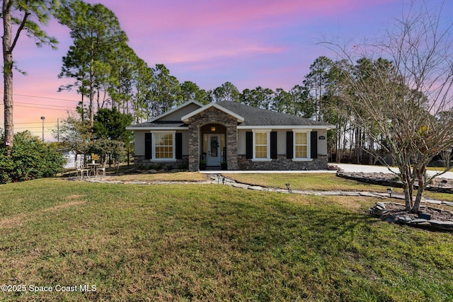 view of front of property featuring a yard