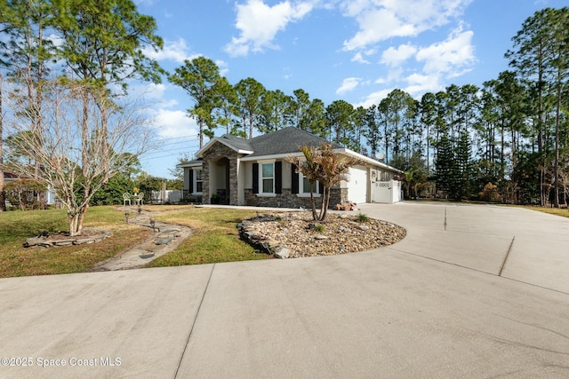 view of front of home featuring a front lawn