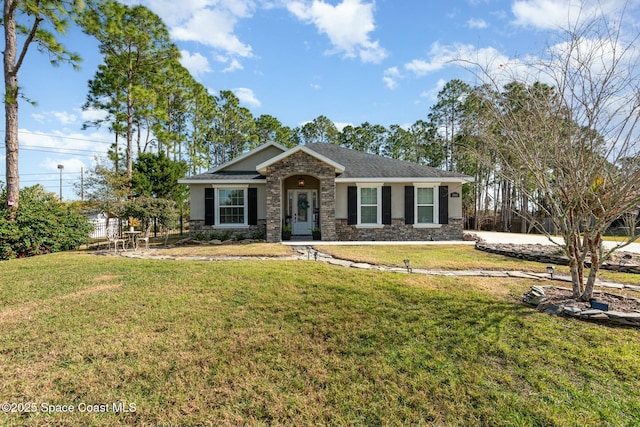 view of front of property featuring a front yard