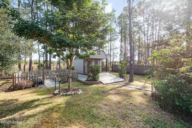 view of yard featuring an outdoor structure