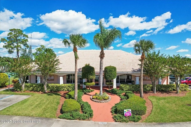 view of front facade with a front lawn