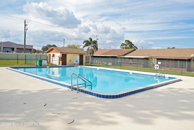 view of swimming pool