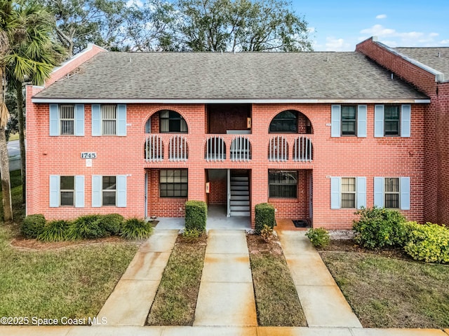 view of front facade featuring a front lawn