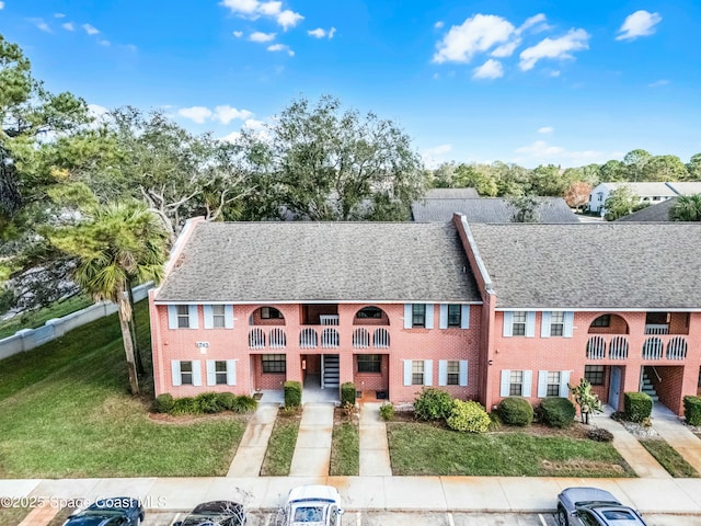 townhome / multi-family property featuring a front yard