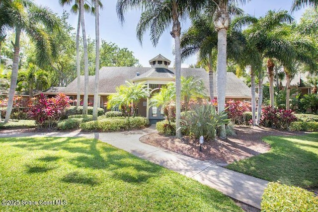 view of front of property featuring a front yard