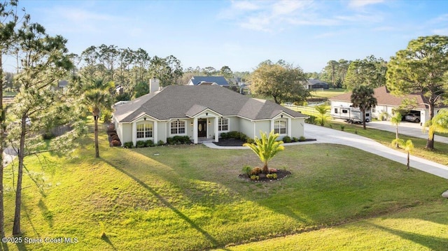 view of front of property featuring driveway and a front lawn