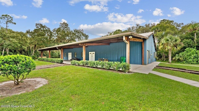 view of front of property featuring a front yard