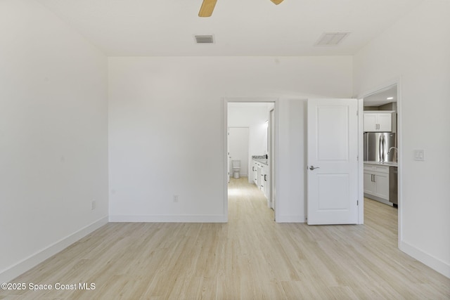 unfurnished room featuring light hardwood / wood-style flooring and ceiling fan