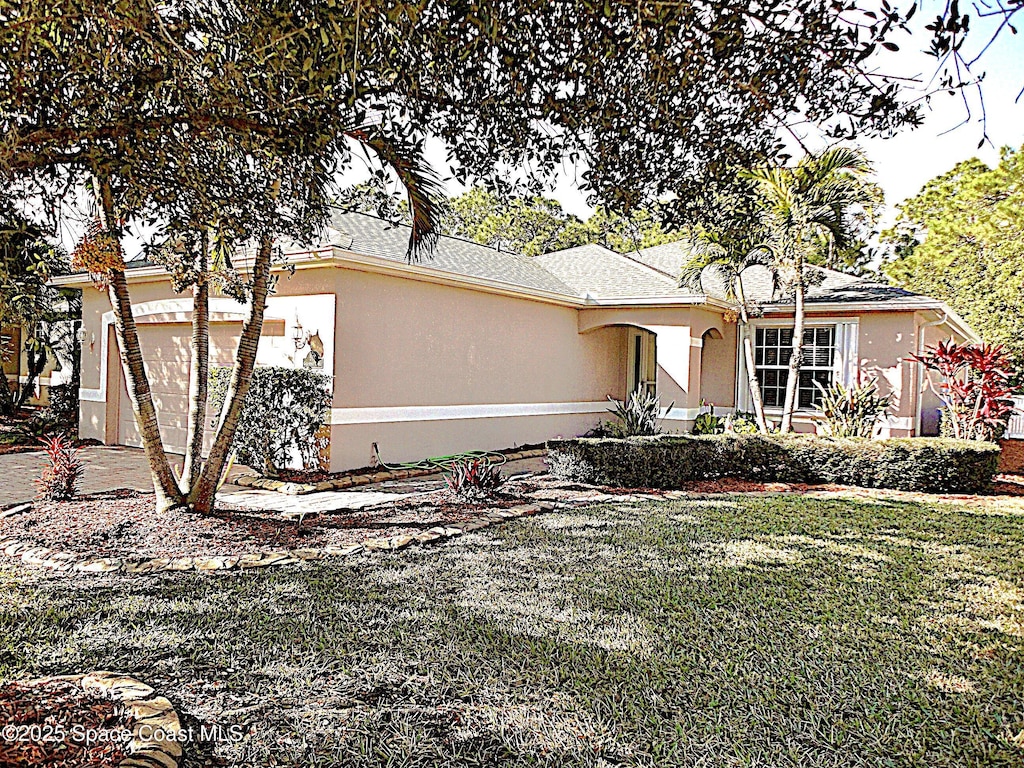 view of front of house with a front lawn