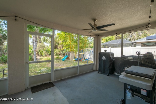 sunroom with ceiling fan