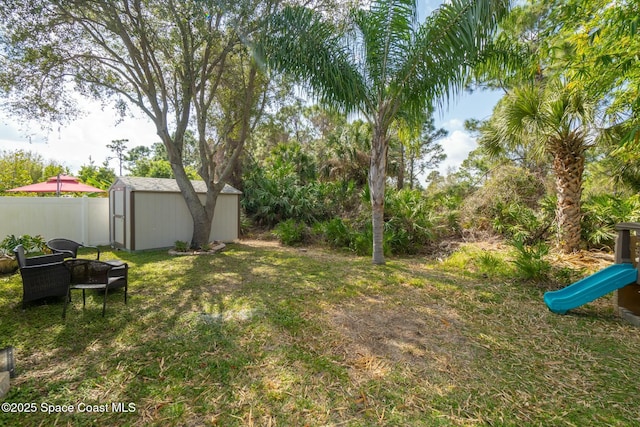 view of yard featuring a storage shed