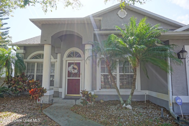 view of exterior entry featuring stucco siding