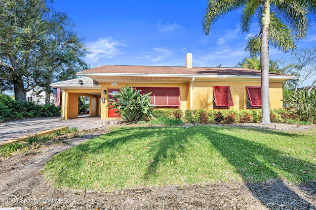 view of front of property featuring a carport and a front lawn