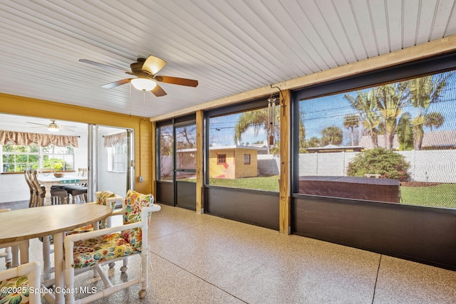 sunroom with ceiling fan