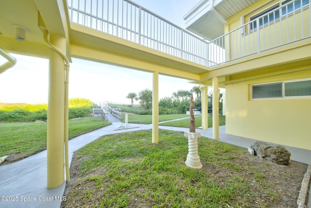 view of yard featuring a balcony