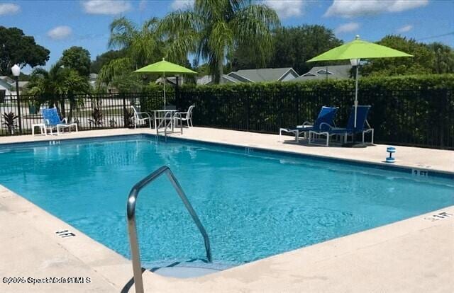 view of swimming pool