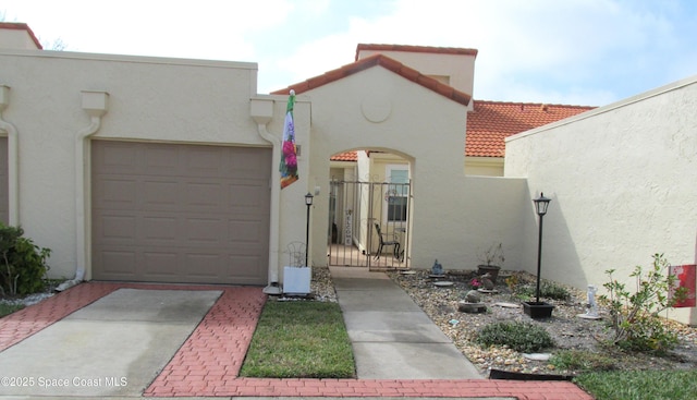 view of front facade featuring a garage