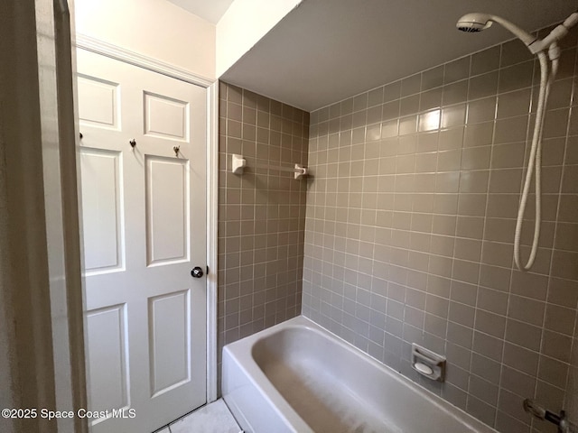 bathroom with tiled shower / bath