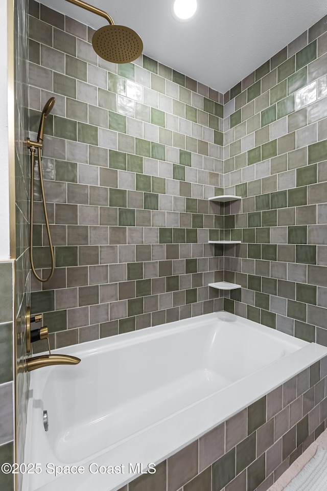 bathroom featuring tiled shower / bath