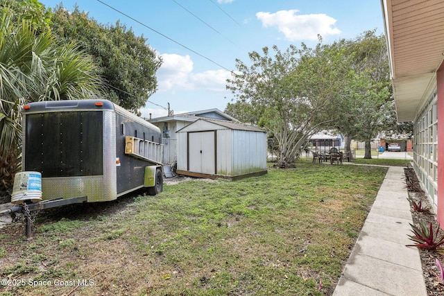 view of yard featuring a storage shed