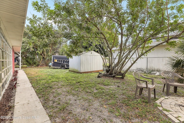 view of yard featuring a storage shed