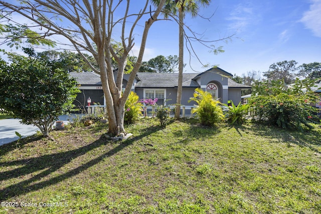 view of front of home featuring a front yard