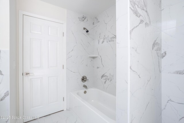 bathroom featuring tiled shower / bath