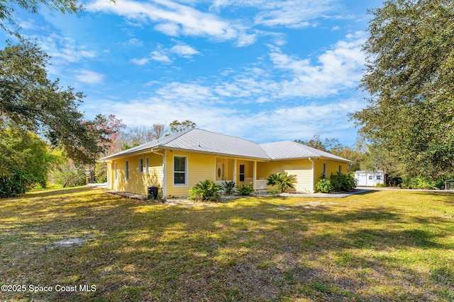 view of front of property featuring a front lawn