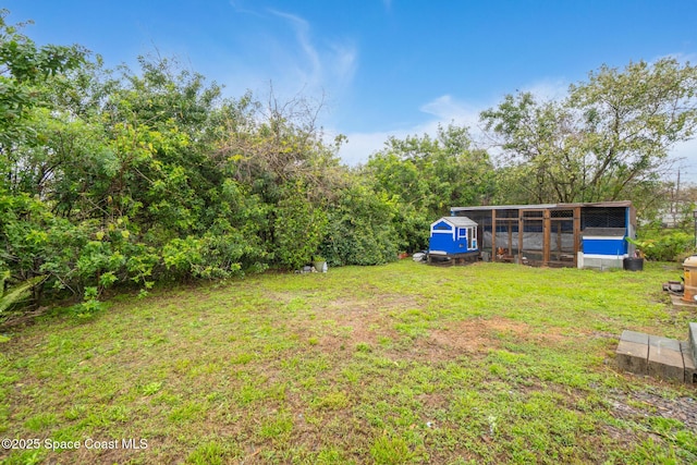 view of yard featuring an outdoor structure and exterior structure