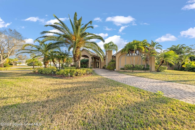 view of front of home featuring a front yard