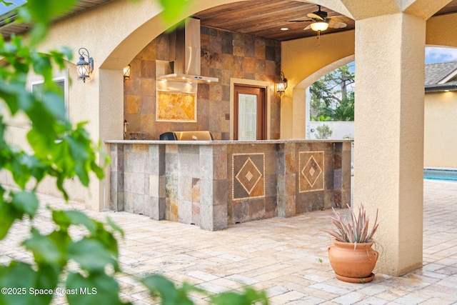 welcome area with ceiling fan