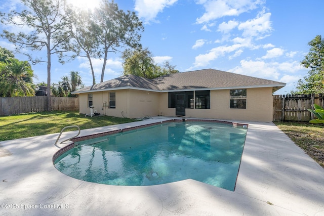 view of swimming pool with a yard