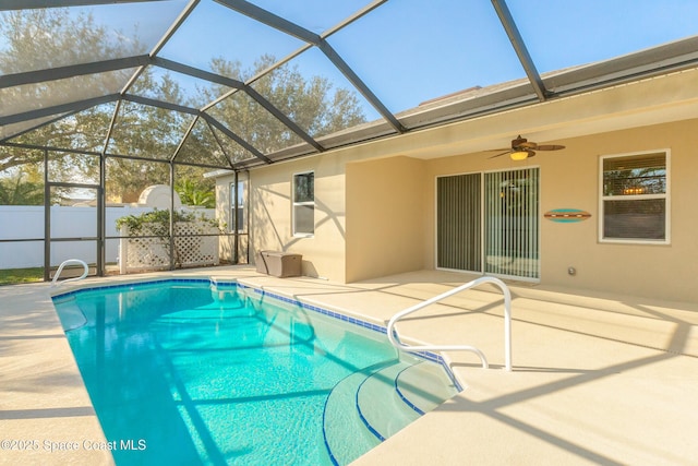 view of swimming pool with a lanai, ceiling fan, and a patio area