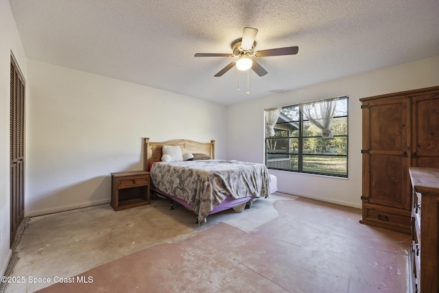 bedroom featuring ceiling fan and a textured ceiling