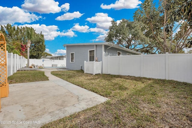 view of yard featuring a patio area