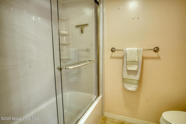 bathroom with combined bath / shower with glass door and toilet