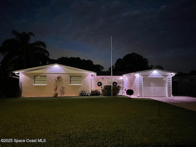 view of front facade featuring a garage and a front yard