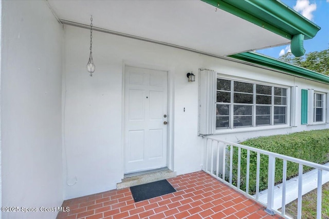 property entrance with covered porch