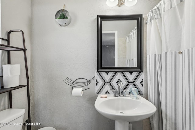 bathroom featuring sink and toilet