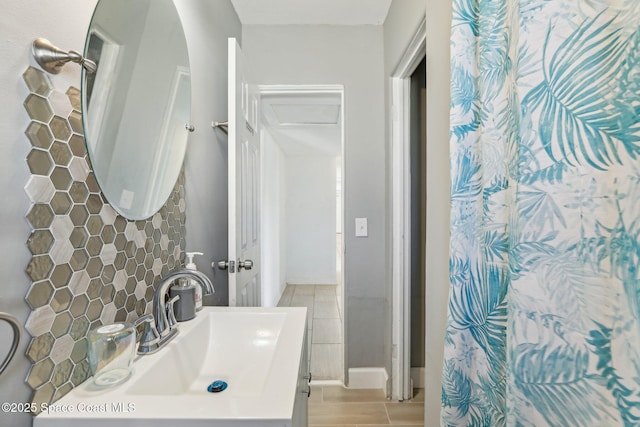 bathroom featuring sink and decorative backsplash