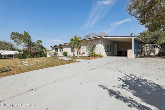 view of front of home featuring a front yard and a carport