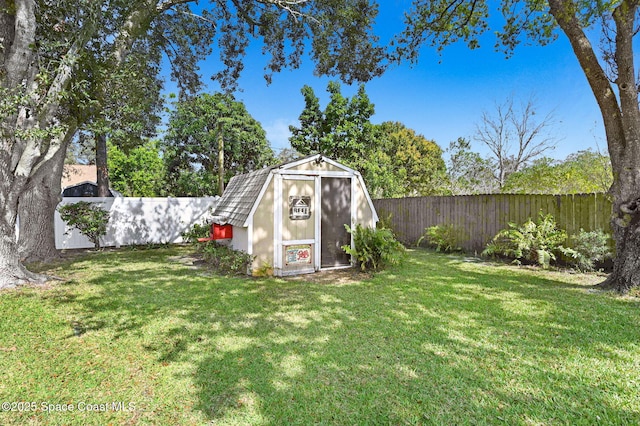 view of yard featuring a storage shed