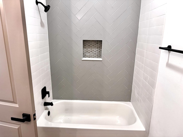 bathroom with tiled shower / bath