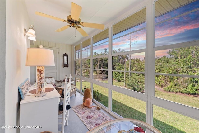 sunroom / solarium featuring ceiling fan