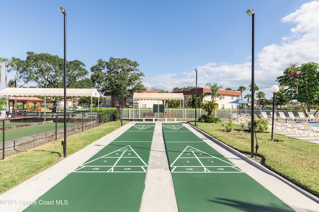 view of property's community featuring a lawn