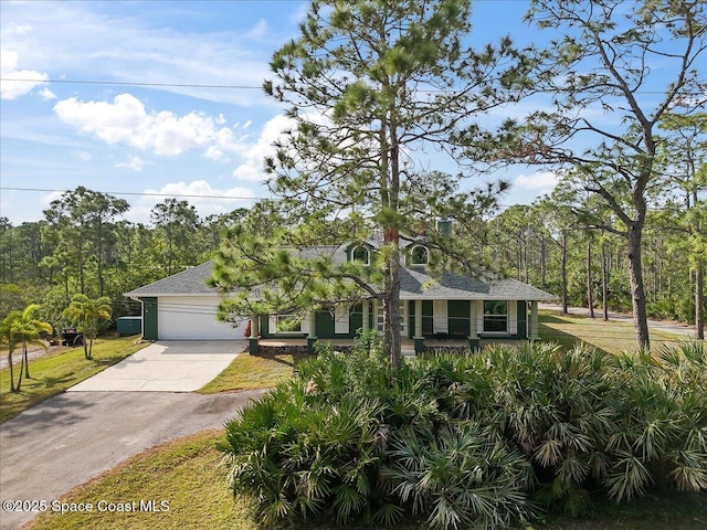 view of front of property featuring a garage and a front yard