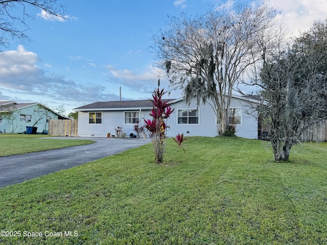 single story home with a front lawn